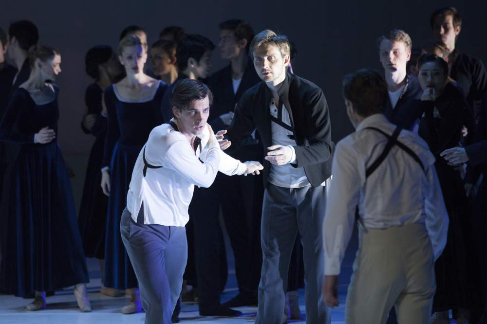 W ramach programu Shakespeare Lives wspólnie zaprezentowaliśmy inscenizacje największych dzieł Barda ze Stratfordu.
„Hamlet”, chor. Jacek Tyski. Zdjęcie: Ewa Krasucka